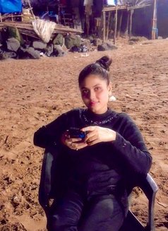 Monika Singh - puta in Mumbai Photo 8 of 10