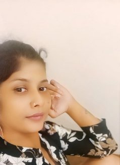 Monika Singh - puta in Mumbai Photo 3 of 3