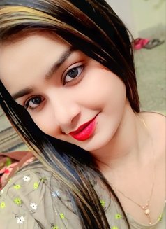 Monika Singh - puta in Mumbai Photo 4 of 4