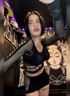 Monique Santos - Acompañantes transexual in Manila Photo 2 of 2