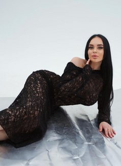 Monro - escort in Dubai Photo 3 of 11