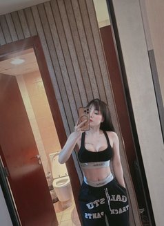 Moon - escort in Dubai Photo 2 of 6