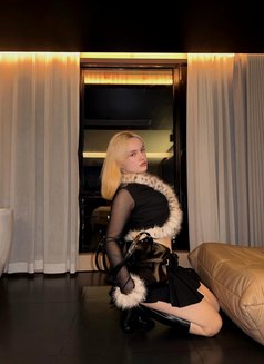 Morrigan - puta in Dubai Photo 5 of 9