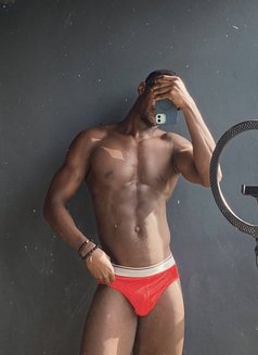 Mozy - Male escort in Al Manama Photo 5 of 9