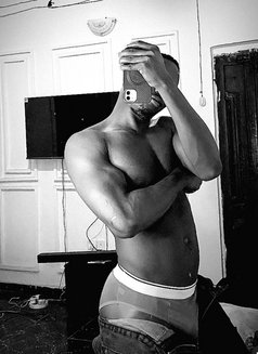 Mozy - Male escort in Al Manama Photo 8 of 9