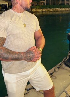MR. MUSCLE - Male escort in Dubai Photo 11 of 11