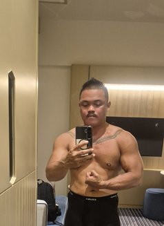 MR TH - Male escort in Bangkok Photo 3 of 5