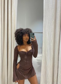Muna - puta in Dubai Photo 1 of 3