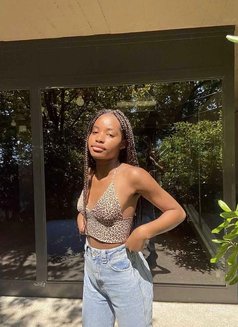 Muna - escort in Muscat Photo 1 of 3