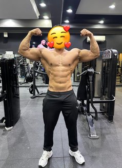 Muscle Guy in Doha, Qatar - Male escort in Doha Photo 3 of 5