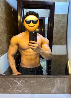 Muscle Guy in Doha, Qatar - Male escort in Doha Photo 4 of 5