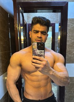Muscle Guy in Doha, Qatar - Male escort in Doha Photo 5 of 11