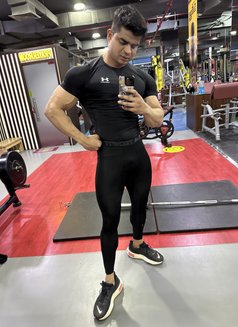 Muscle Guy in Doha, Qatar - Male escort in Doha Photo 8 of 11