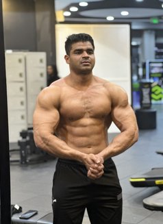 Muscle Hunk in Qatar 🇶🇦 - Male escort in Doha Photo 1 of 4