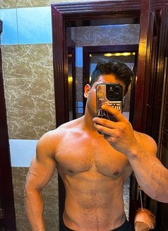 Muscle Hunk in Qatar 🇶🇦 - Male escort in Doha Photo 2 of 4