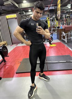 Muscle Hunk in Qatar 🇶🇦 - Male escort in Doha Photo 3 of 4
