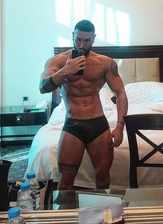 Muscular Arab - Acompañantes masculino in Dubai Photo 2 of 4