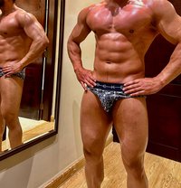 Muscular Hunk In Qatar 🇶🇦 - Male escort in Doha