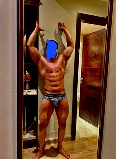 Muscular Hunk In Qatar 🇶🇦 - Male escort in Doha Photo 2 of 6