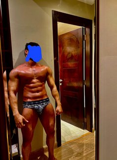 Muscular Hunk In Qatar 🇶🇦 - Male escort in Doha Photo 3 of 6