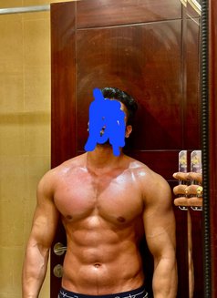 Muscular Hunk In Qatar 🇶🇦 - Male escort in Doha Photo 5 of 6