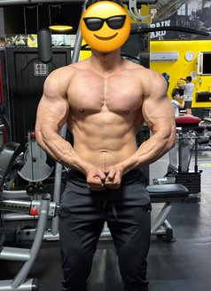 Muscle Guy in Qatar for Men & Women - Acompañantes masculino in Doha Photo 2 of 10