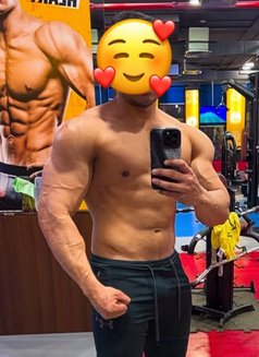 Muscle Guy in Qatar for Men & Women - Acompañantes masculino in Doha Photo 5 of 10