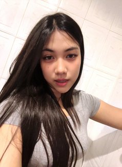 Nadeiy - puta in Dubai Photo 7 of 9