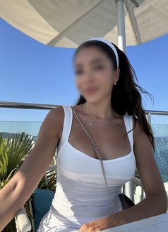 Nadia - puta in London Photo 7 of 17