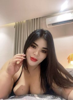 Nadia - puta in Riyadh Photo 5 of 9