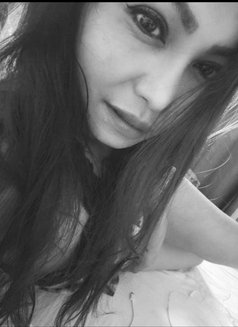 Nadine - puta in Dubai Photo 9 of 9