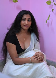 Naini š„° - Transsexual escort in Hyderabad Photo 6 of 7
