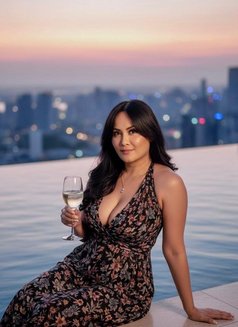 Namira Good Suck - puta in Singapore Photo 6 of 7