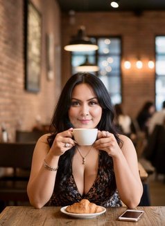 Namira Good Suck - puta in Singapore Photo 7 of 7