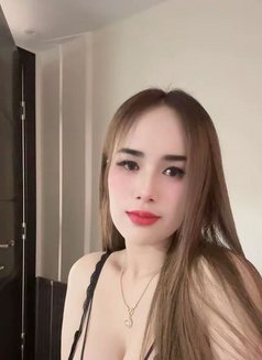 Nana - escort in Abu Dhabi Photo 2 of 3