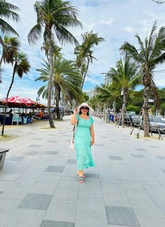 Nancy - escort in Dubai Photo 2 of 3