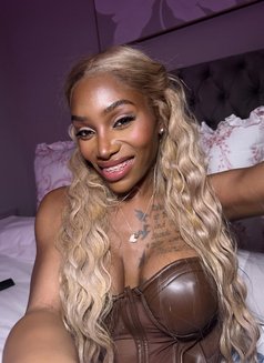 Naomi Banks - Transsexual escort in London Photo 1 of 6