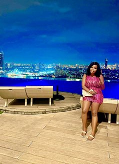 Naomi Campbell - puta in Dar es Salaam Photo 3 of 5
