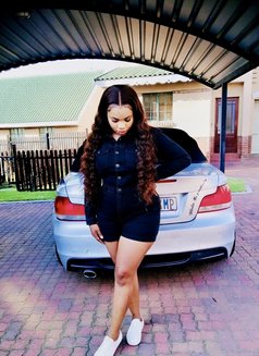 Naomi Campbell - puta in Dar es Salaam Photo 4 of 5