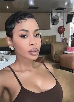 Naomi - puta in Al Manama Photo 2 of 3