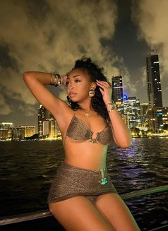 Naomi - escort in Abidjan Photo 1 of 4
