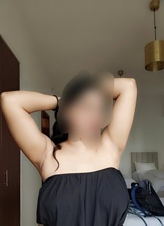 Natalie - puta in Dubai Photo 4 of 7