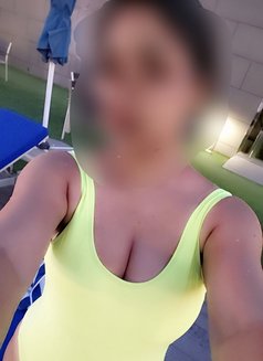 Natalie - puta in Dubai Photo 6 of 7