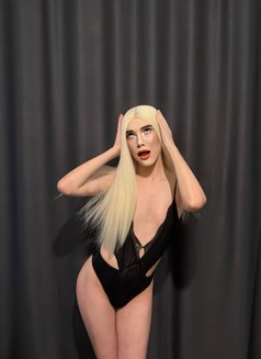 Natalie - Transsexual escort in Jeddah Photo 3 of 14