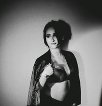 Eman Model - puta in Al Manama