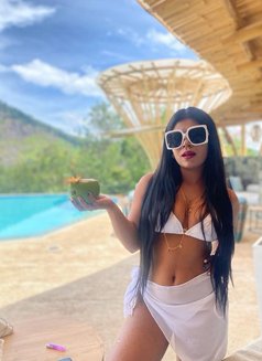 Natasha Perera - puta in Colombo Photo 2 of 9
