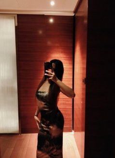 Naughtyleigh - Transsexual escort in Makati City Photo 8 of 12