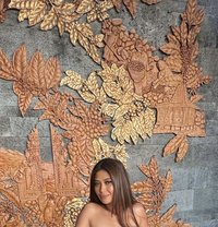 Naura - puta in Bali