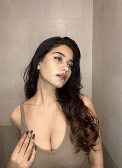 Naviya Vip Model - puta in Dubai Photo 2 of 4