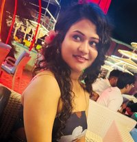 Navya - puta in Surat